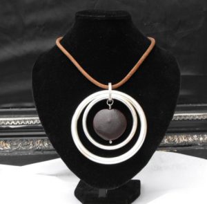 collier Lovly graine wawa monté sur cuir